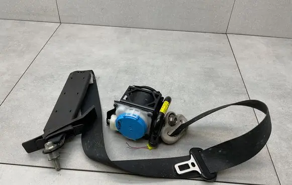 Nissan X-Trail T32 Front seatbelt 