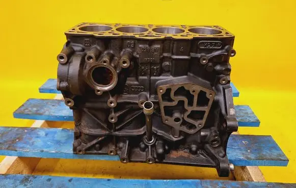 Volkswagen PASSAT B5 Engine block AVF