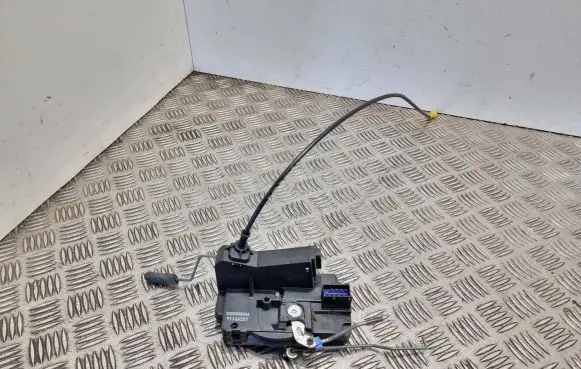 Opel Vivaro Front door lock 8200008246 91166237