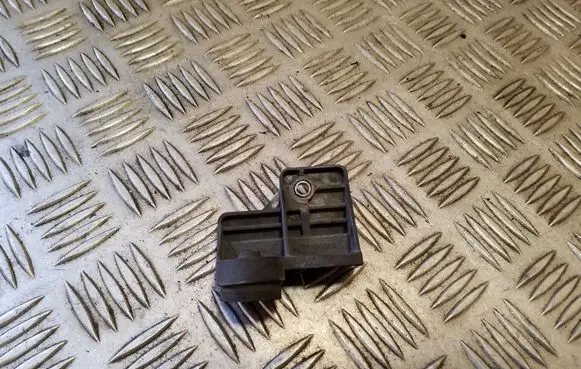 Radiator mount bracket