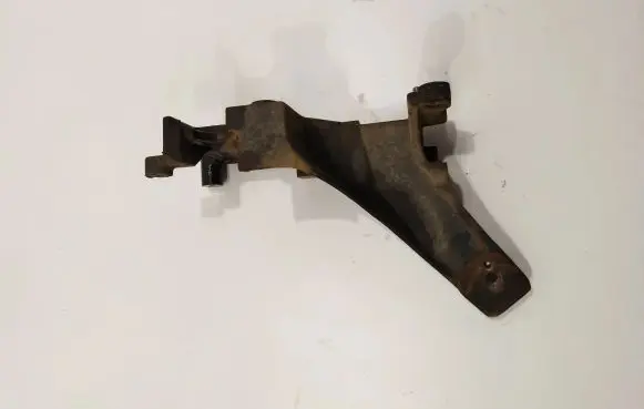 Suzuki Grand Vitara I Engine mounting bracket