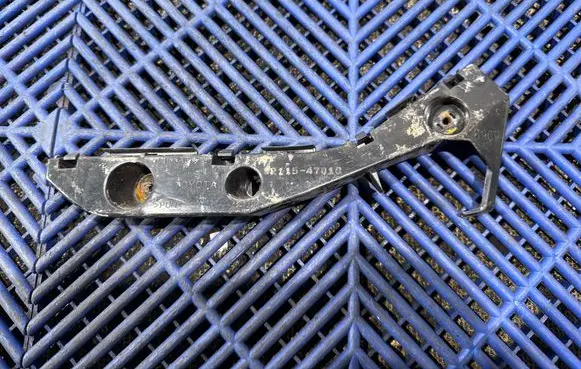 Toyota Prius (XW20) Front bumper mounting bracket 5211547010