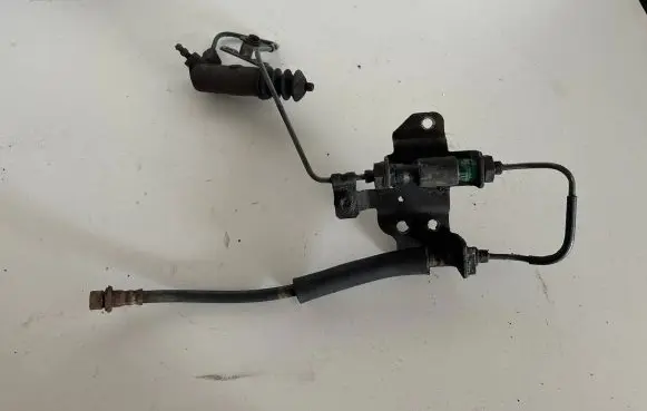 Toyota RAV 4 (XA30) Clutch slave cylinder 