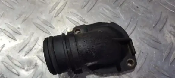 Volkswagen PASSAT B4 Engine coolant pipe/hose 037121121a