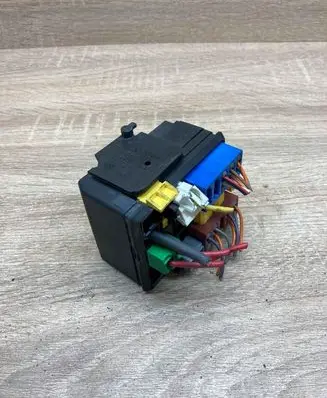 Peugeot 406 Fuse module 9608173180