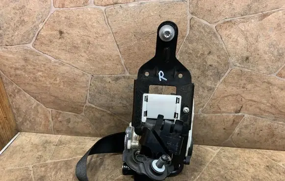 Mercedes-Benz C W204 Front seatbelt 620380300