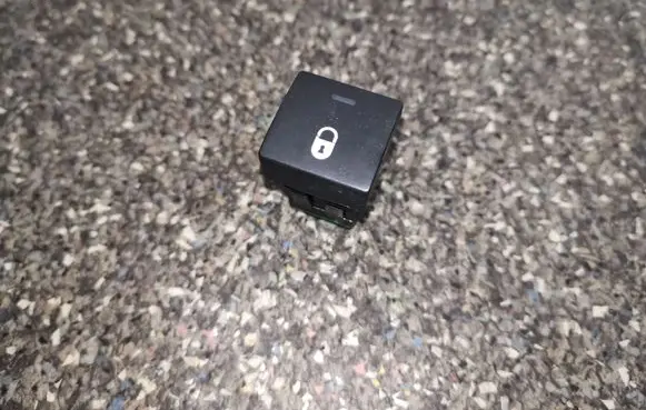 Peugeot Partner Central locking switch button 96582880XT