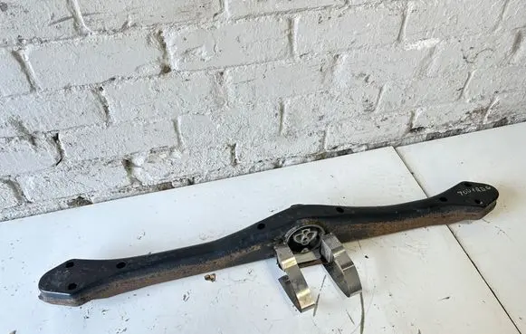 Volkswagen Touareg I Engine mount bracket 7L6399227C