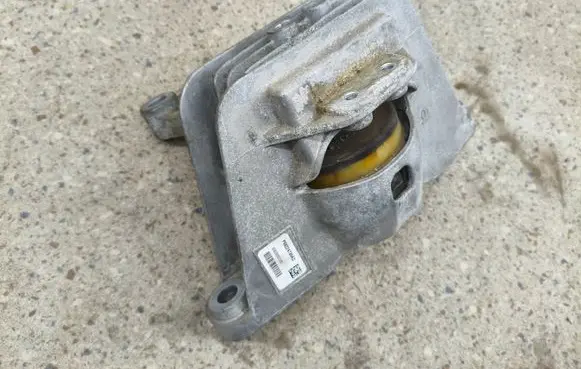Chrysler Pacifica Engine mount bracket P68224746AD D003033120