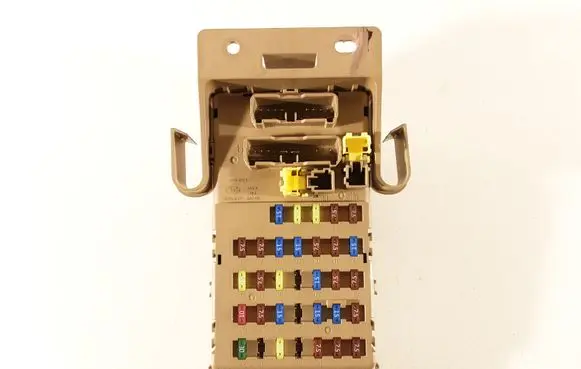 Subaru Legacy Fuse module 82201AJ000 JB200500N 906046