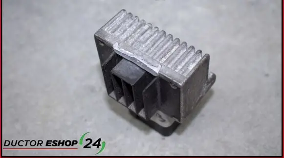 Nissan Juke I F15 Glow plug pre-heat relay 110678071R
