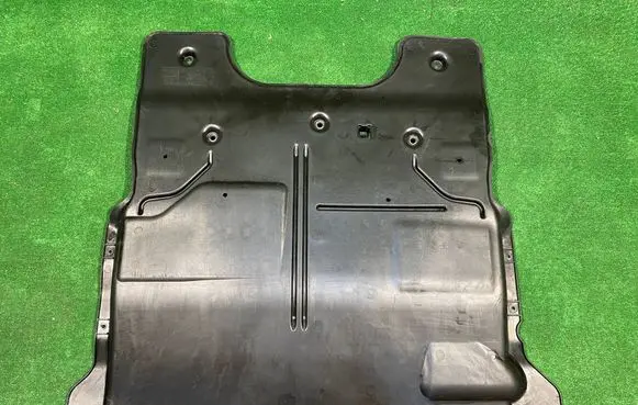 Volkswagen Polo VI Engine splash shield/under tray 2Q0825236G