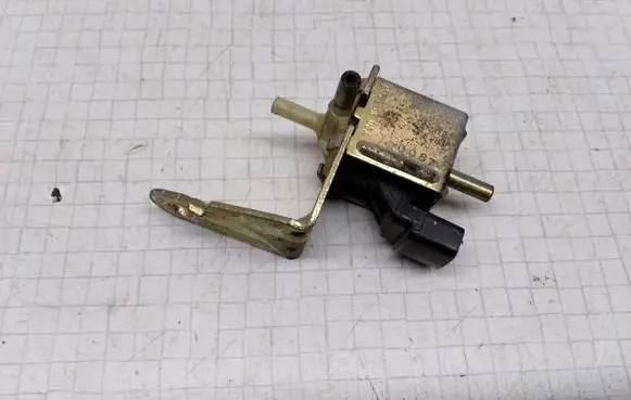 Audi A6 S6 C5 4B Turbo solenoid valve 437906283A