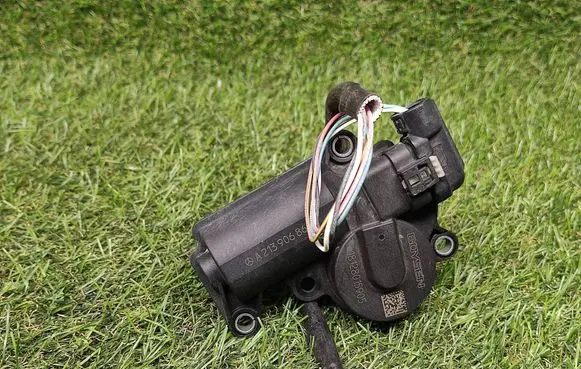 Mercedes-Benz C W205 Intake manifold valve actuator/motor A2139068601