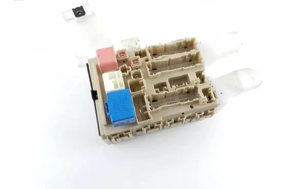 Toyota Auris 150 Fuse module 8273002J50A 82730-02J50-A 279211I15