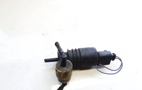 Volkswagen PASSAT B5 Windscreen/windshield washer pump 1j0973722