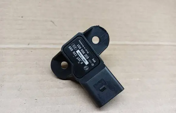 Volkswagen Golf VII Air pressure sensor 0261230095 03C906051