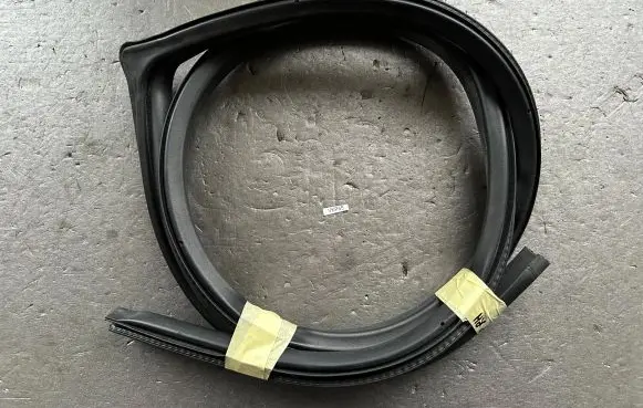 Mitsubishi Pajero Front door rubber seal MR437152