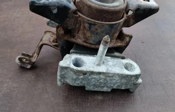 Toyota RAV 4 (XA30) Engine mount bracket 1230528240