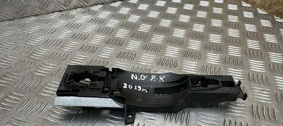 Nissan Qashqai Front door exterior handle/bracket 80611