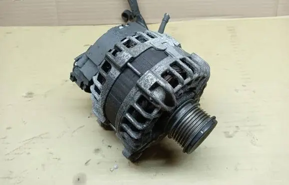 Volkswagen PASSAT B7 Generator/alternator 03L903024F 0125811027
