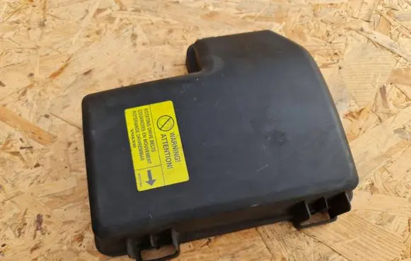 Volvo V70 Fuse box cover 8645259