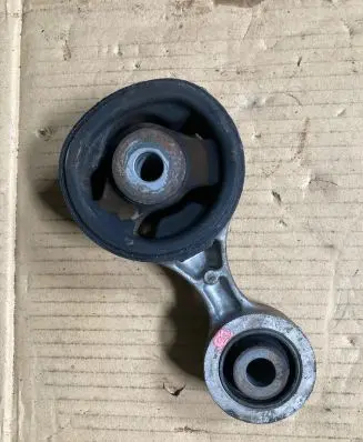 Honda CR-V Engine mount bracket