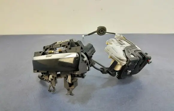 Audi A8 S8 D3 4E Front door lock 4E1837015E