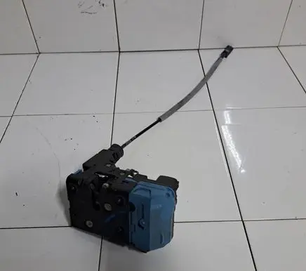 Volvo V70 Front door lock 30663042