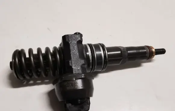 Volkswagen PASSAT B6 Fuel injector 038130073AG