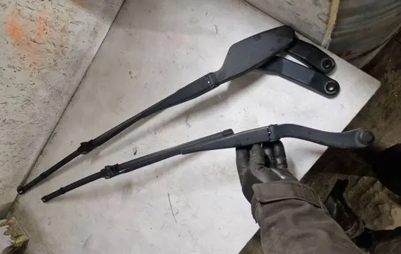 Mercedes-Benz C W204 Front wiper blade arm