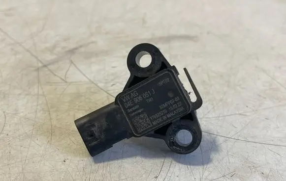 Audi Q3 F3 Air pressure sensor 04E906051J