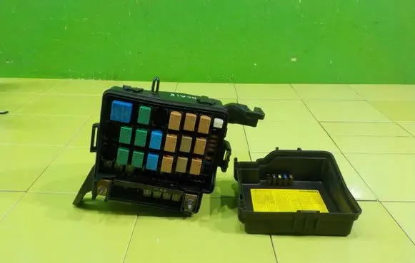 SsangYong Tivoli Fuse box set 8235035330 BEZPIECZNIKOW