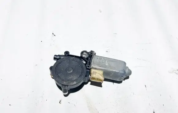 BMW 8 E31 Front door window regulator motor 0130821263