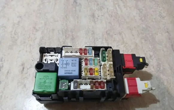 Peugeot 508 Fuse module 9665492680