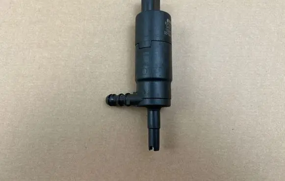 BMW 3 E90 E91 Headlight washer pump 8377430