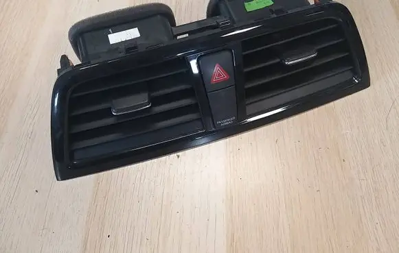 Suzuki SX4 S-Cross Dash center air vent grill 7361061M0