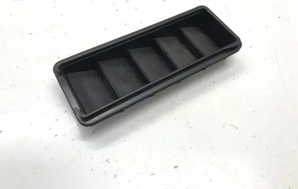 Quarter panel pressure vent