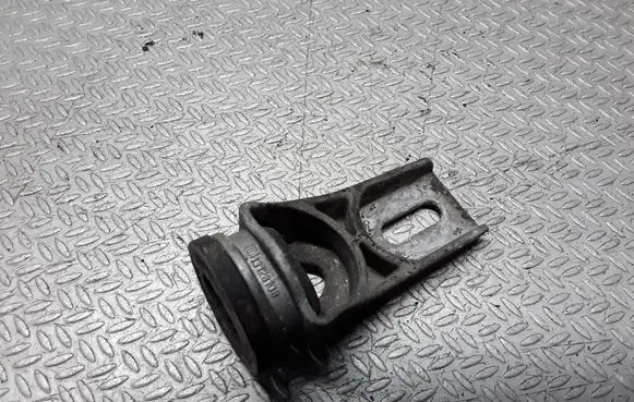 Radiator mount bracket