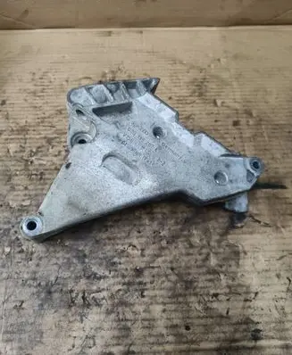 Engine mounting bracket