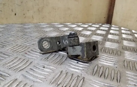 Volkswagen Touran I Front door upper hinge 600831402B