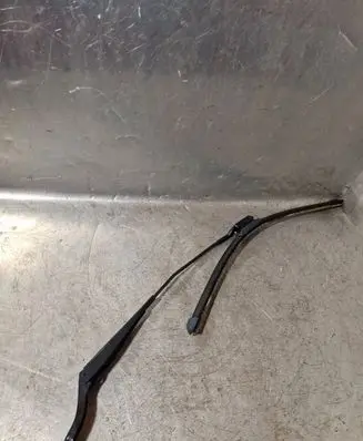 Peugeot 2008 I Front wiper blade arm 9673291980