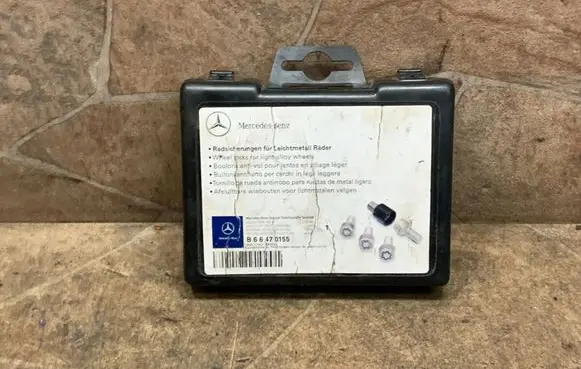 Mercedes-Benz C W204 Anti-theft wheel nuts and lock B66470155