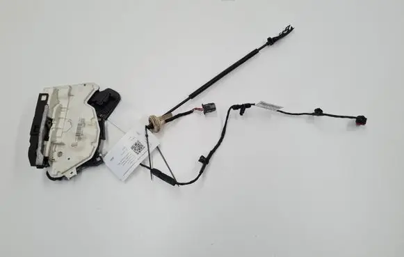 Volkswagen Jetta VI Front door lock 5K1837016E