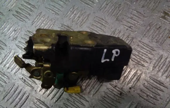 Chrysler PT Cruiser Front door lock