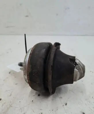 Volvo V70 Engine mounting bracket