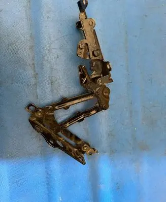 Engine bonnet/hood hinges
