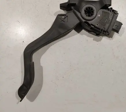 Accelerator throttle pedal