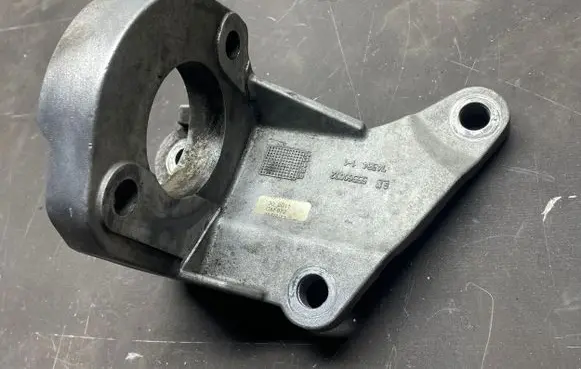 Opel Insignia A Driveshaft support bearing bracket 55560072