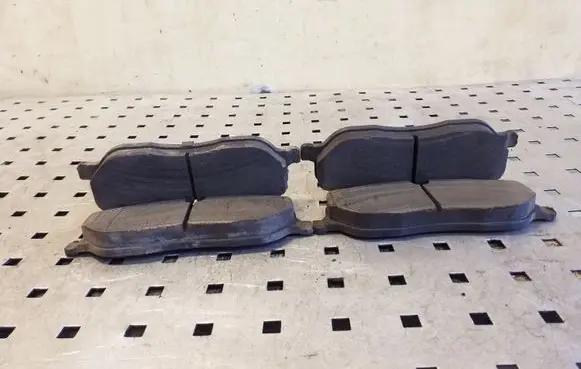 Land Rover Discovery 3 - LR3 Brake pads (front) 